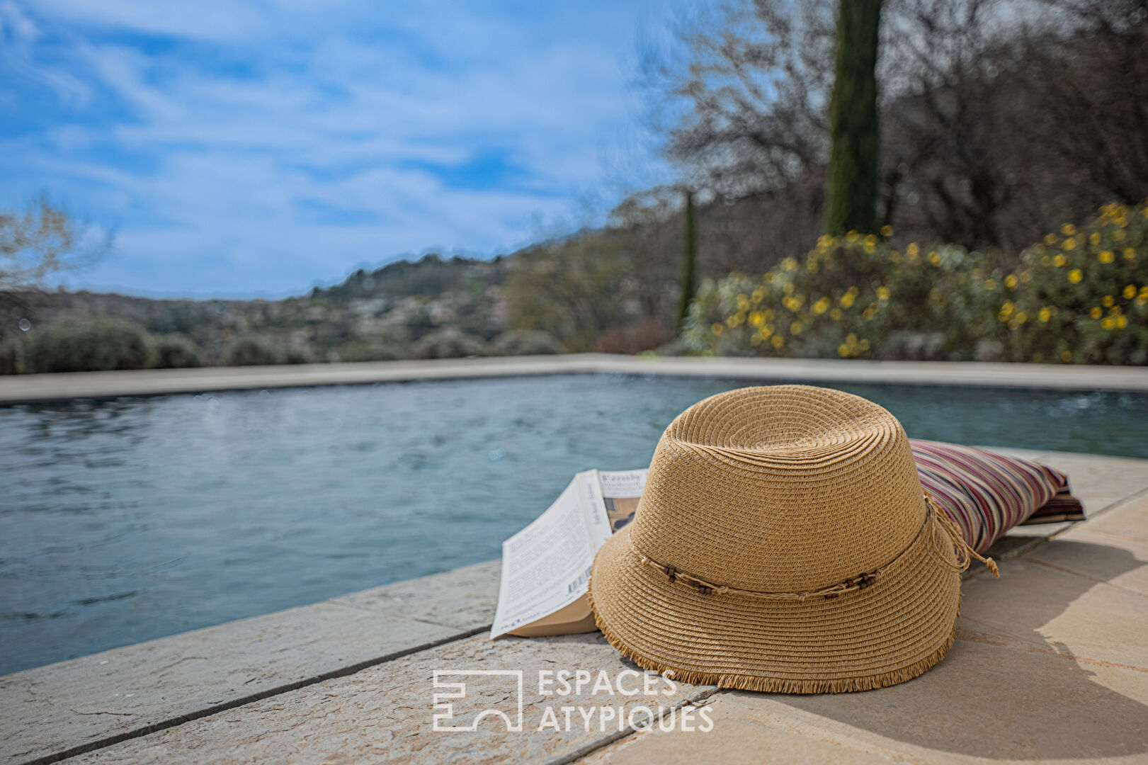Villa Provençale à Vence avec piscine sur un terrain paysagé