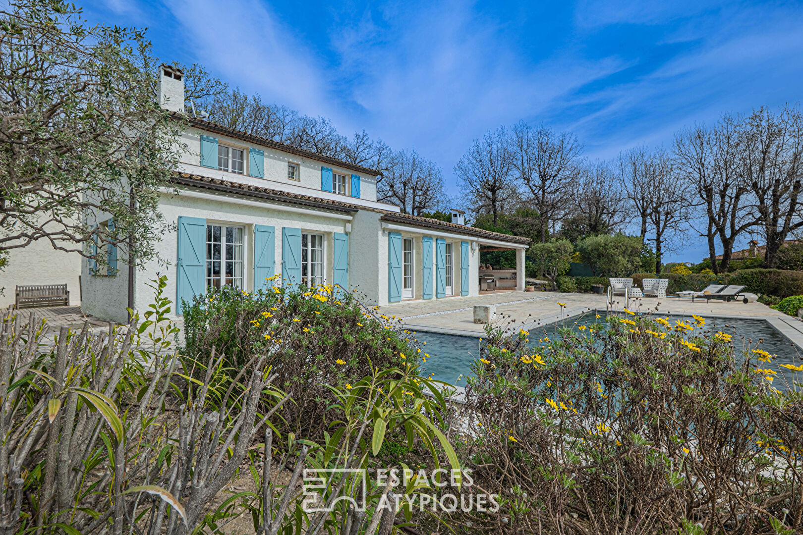 Villa Provençale à Vence avec piscine sur un terrain paysagé