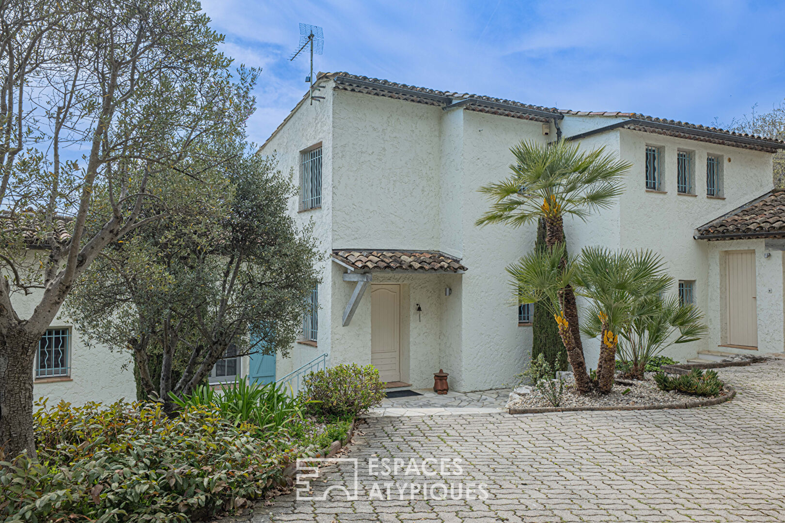 Villa Provençale à Vence avec piscine sur un terrain paysagé