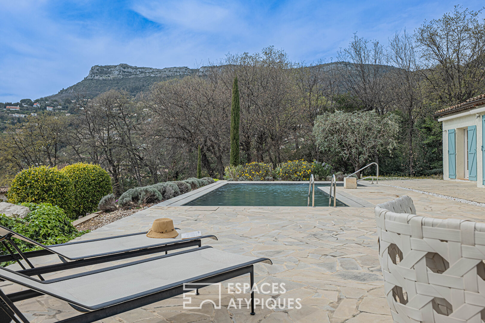 Villa Provençale à Vence avec piscine sur un terrain paysagé