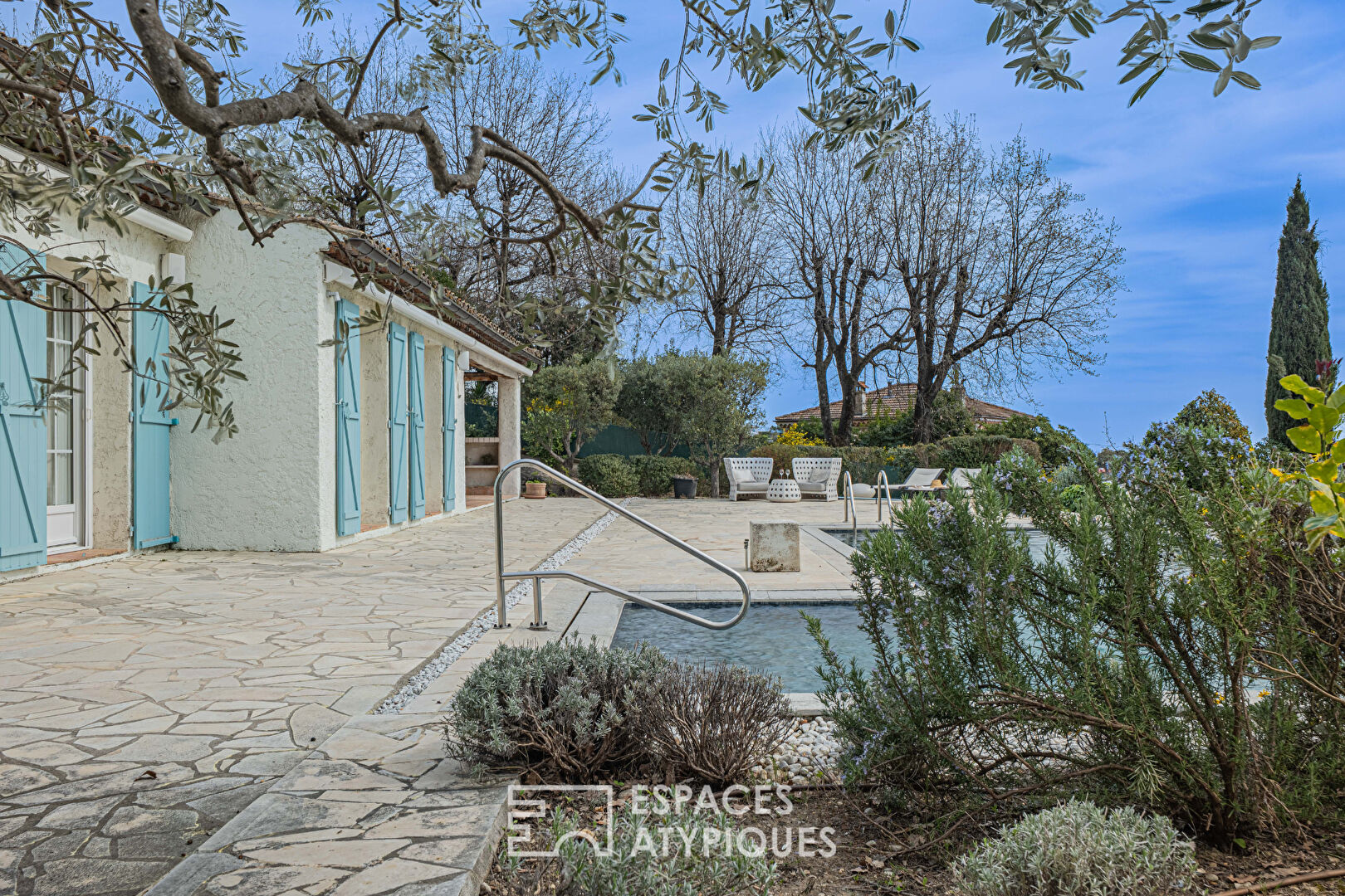 Villa Provençale à Vence avec piscine sur un terrain paysagé