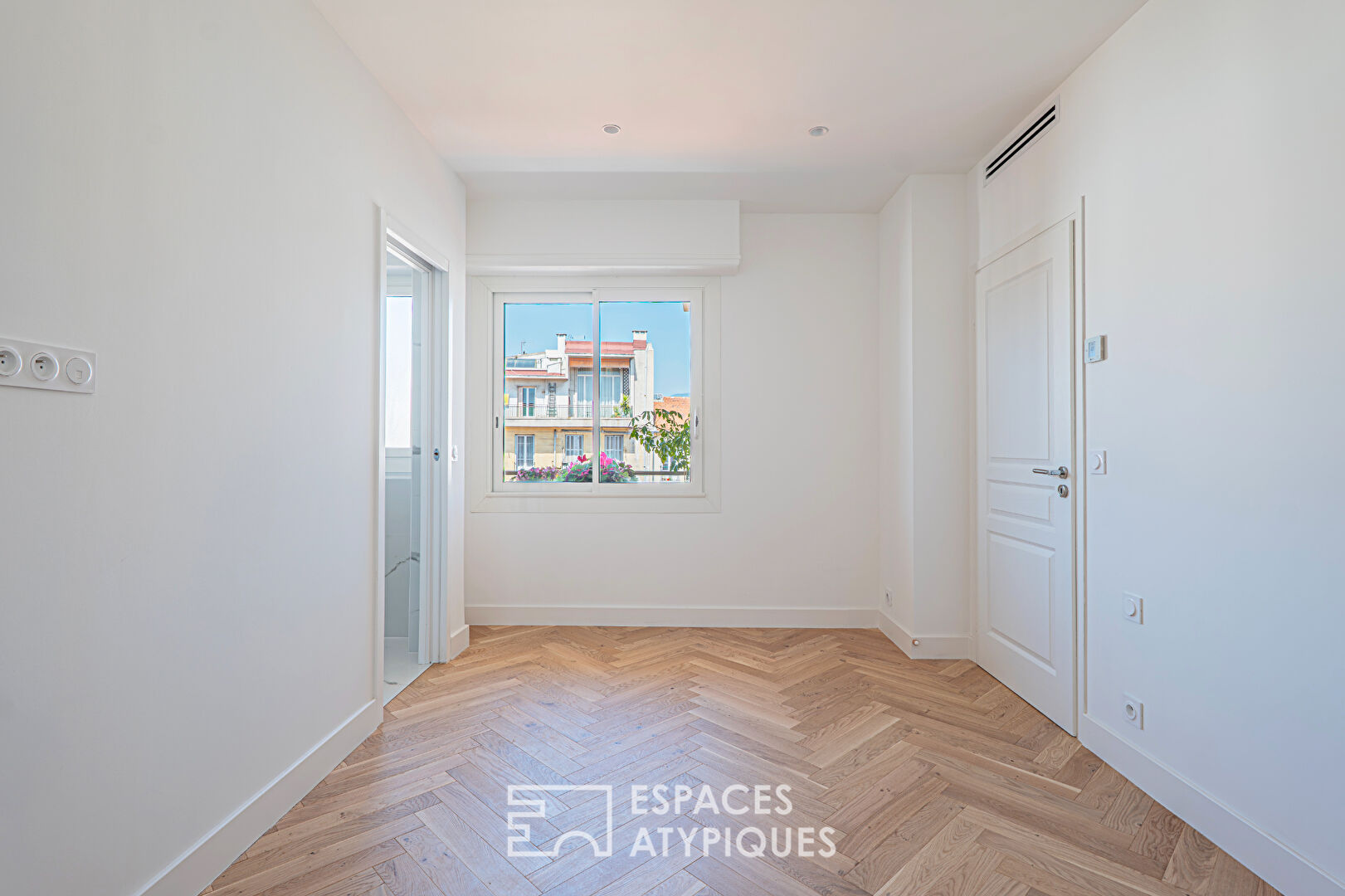 Appartement de charme à proximité du célèbre hôtel Negresco à Nice