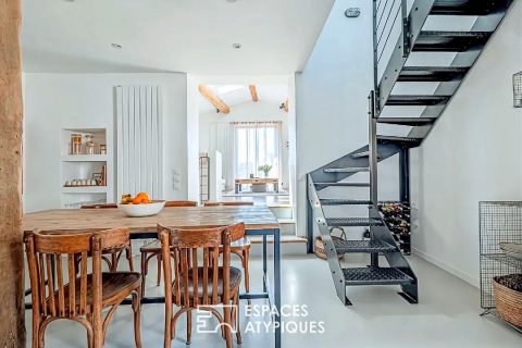 Building with swimming pool in the heart of the village of Villeneuve Loubet