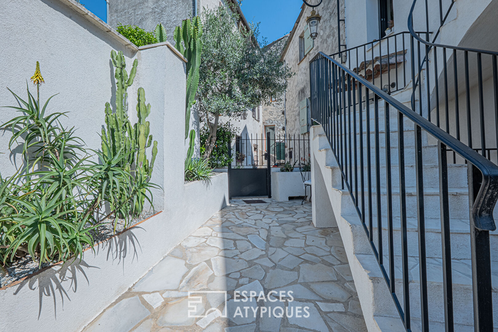 Bâtisse avec piscine au coeur du village de Villeneuve Loubet