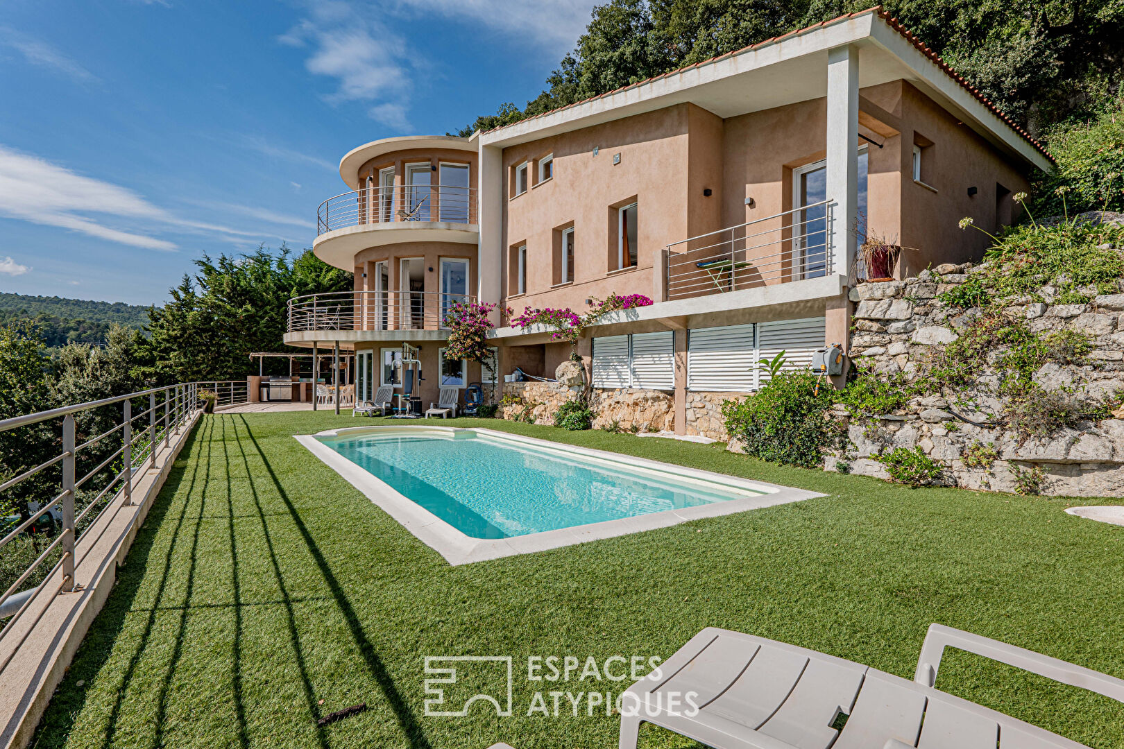 Maison d’architecte avec piscine et vue mer