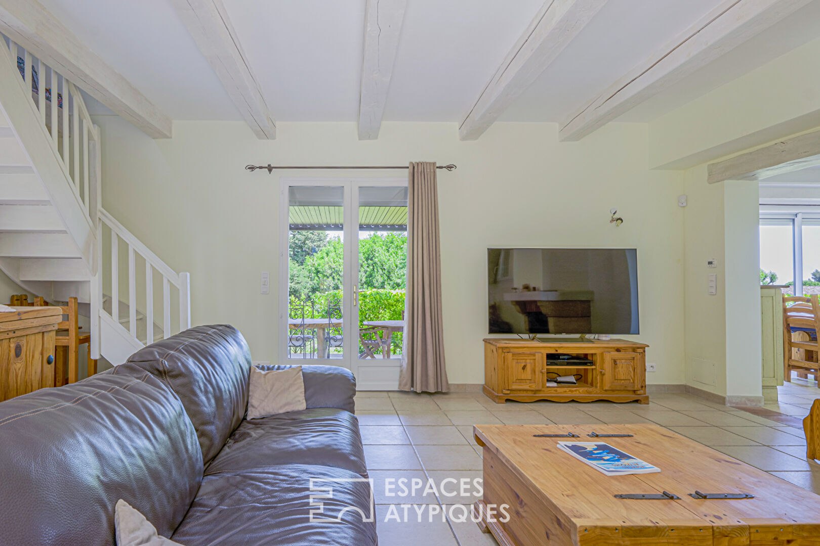 Maison rénovée avec piscine, à pied des commodités – Le Rouret