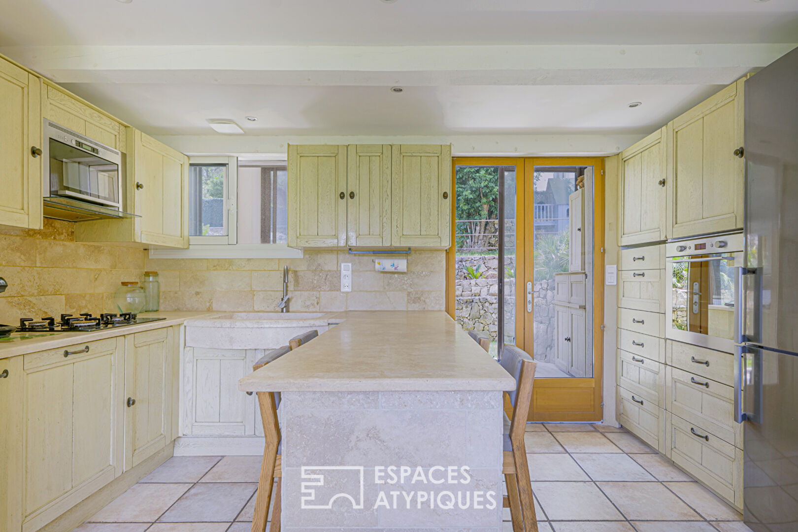 Maison rénovée avec piscine, à pied des commodités – Le Rouret