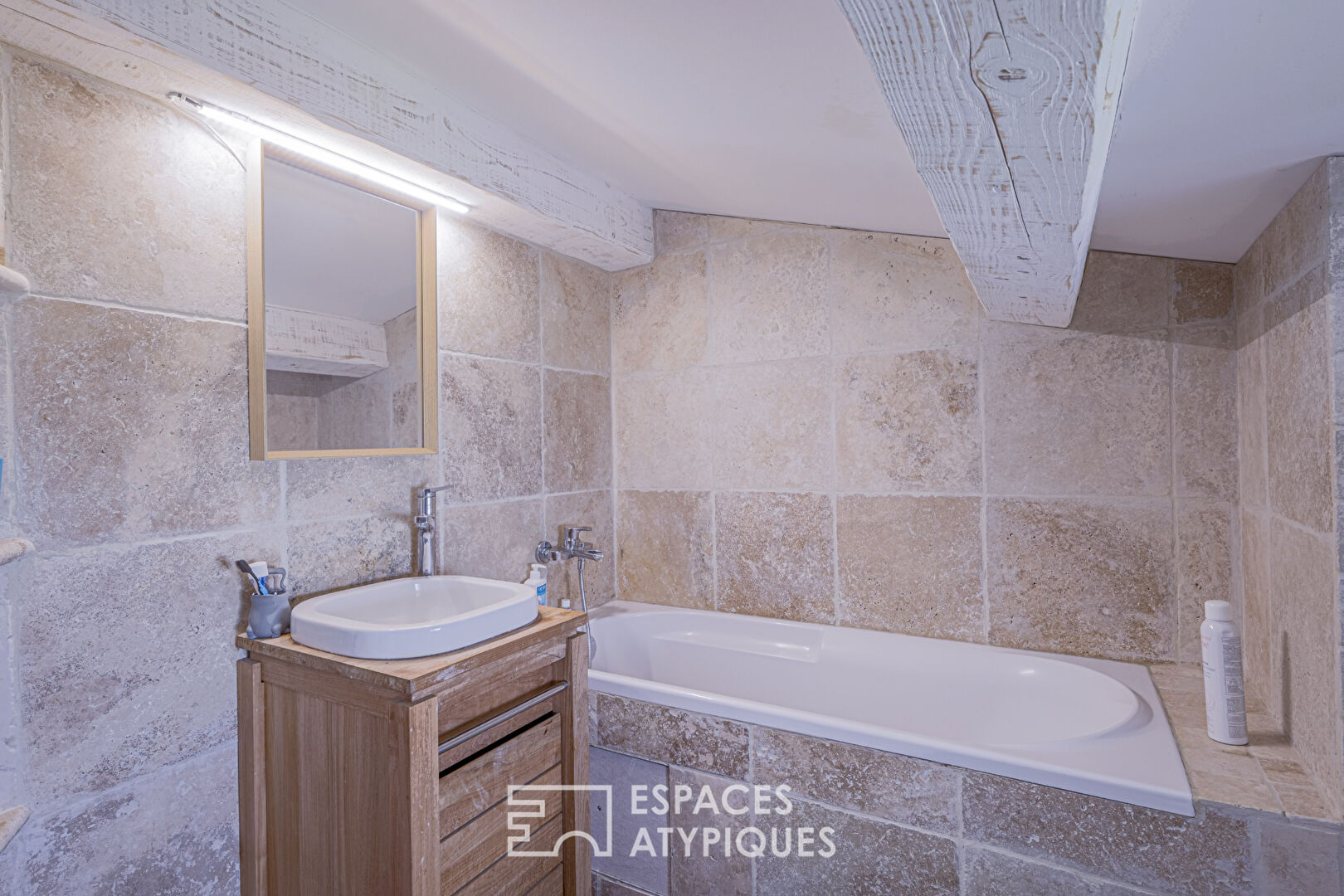 Maison rénovée avec piscine, à pied des commodités – Le Rouret