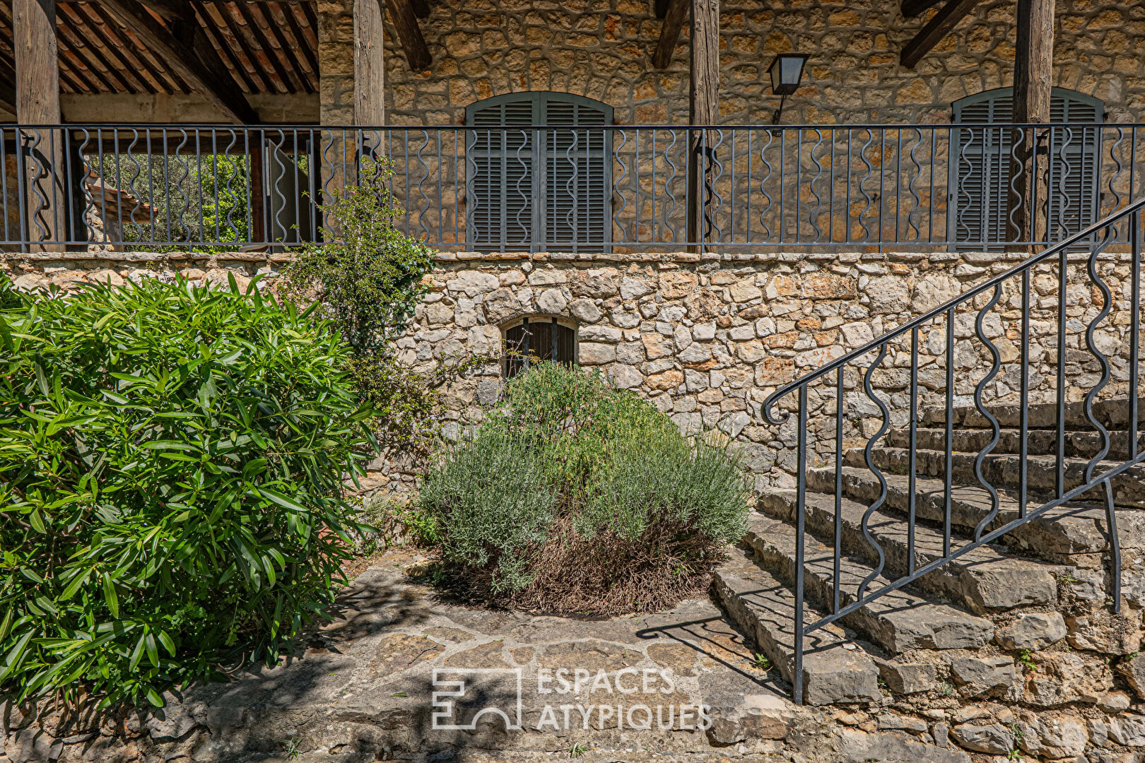 Authentique maison provençale en pierre avec vue mer – Spéracedes