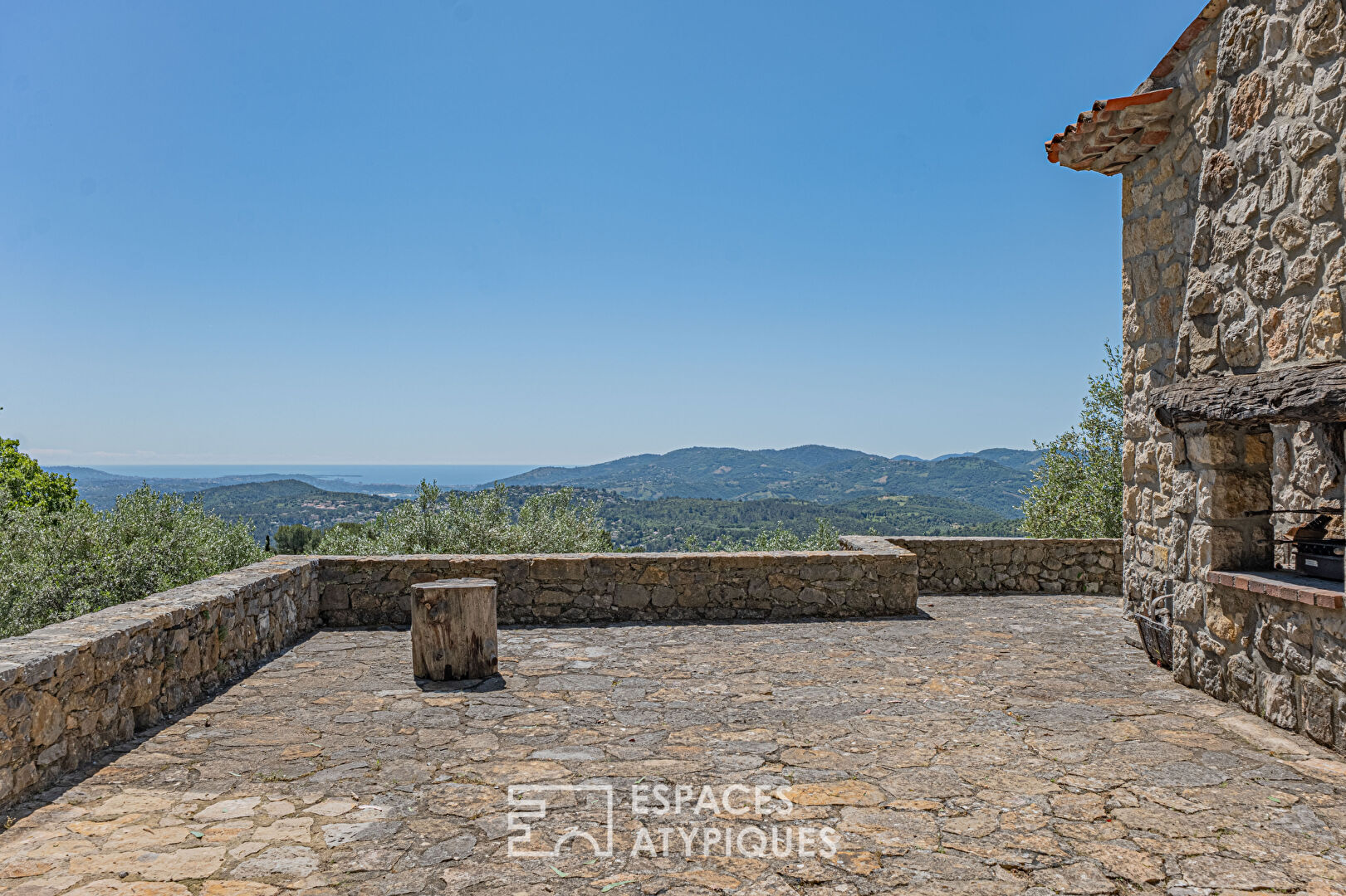 Authentique maison provençale en pierre avec vue mer – Spéracedes