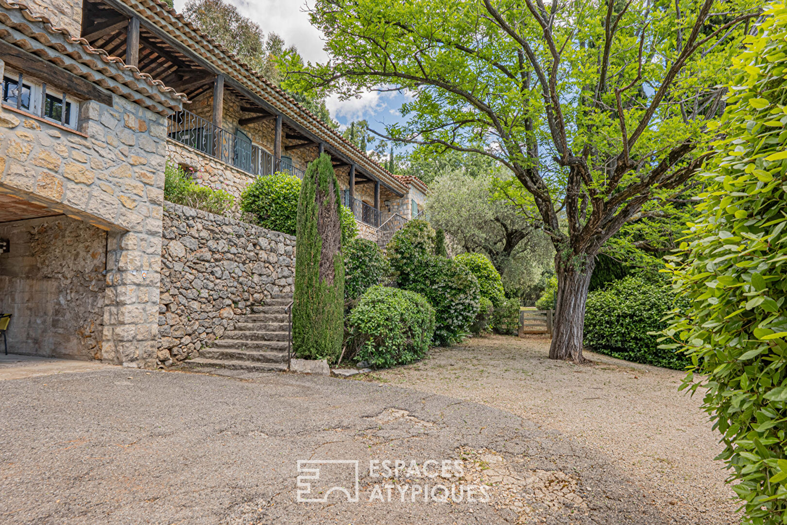Authentique maison provençale en pierre avec vue mer – Spéracedes