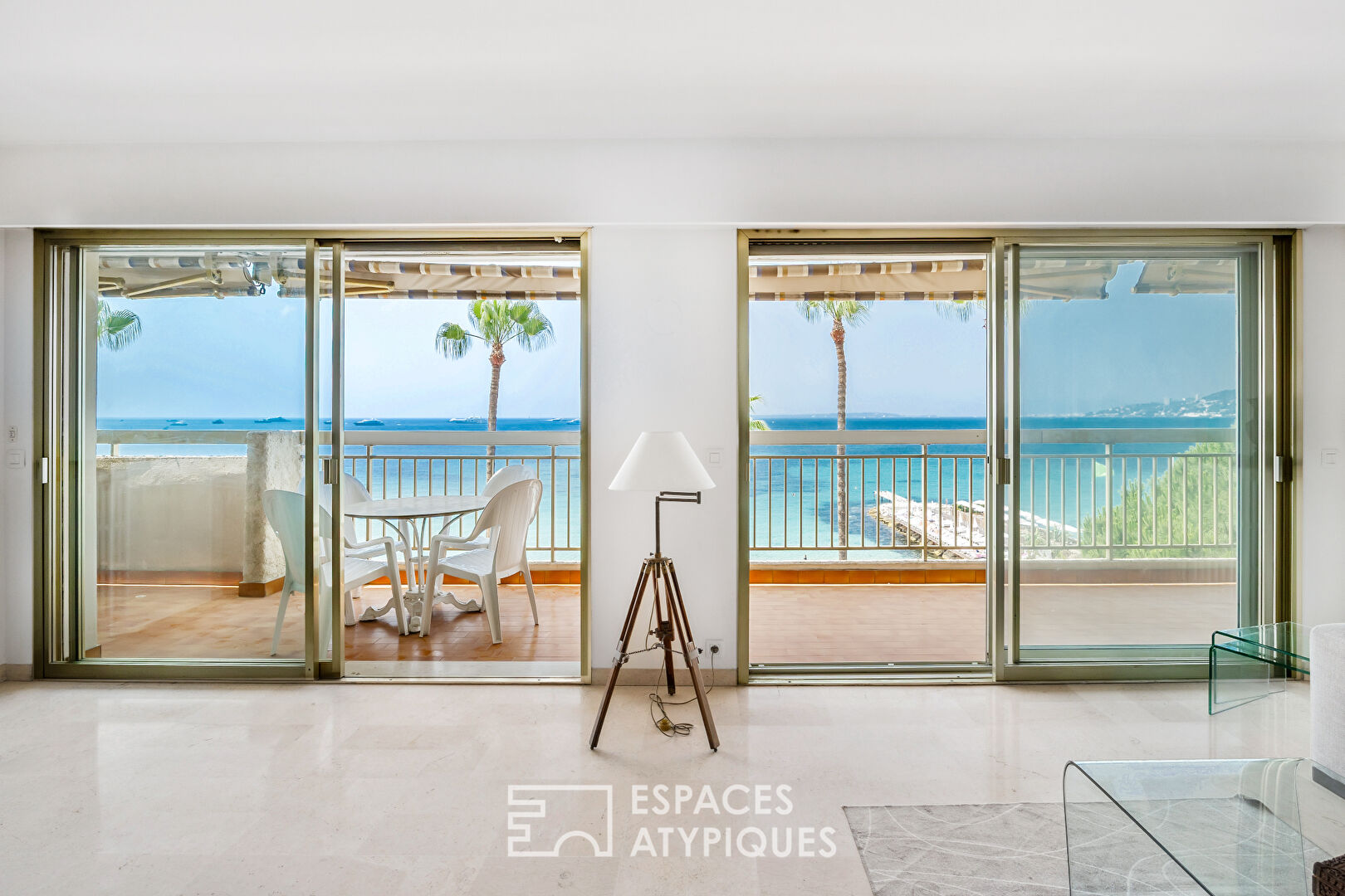 Appartement 3 pièces d'exception face mer, en étage élevé avec terrasse