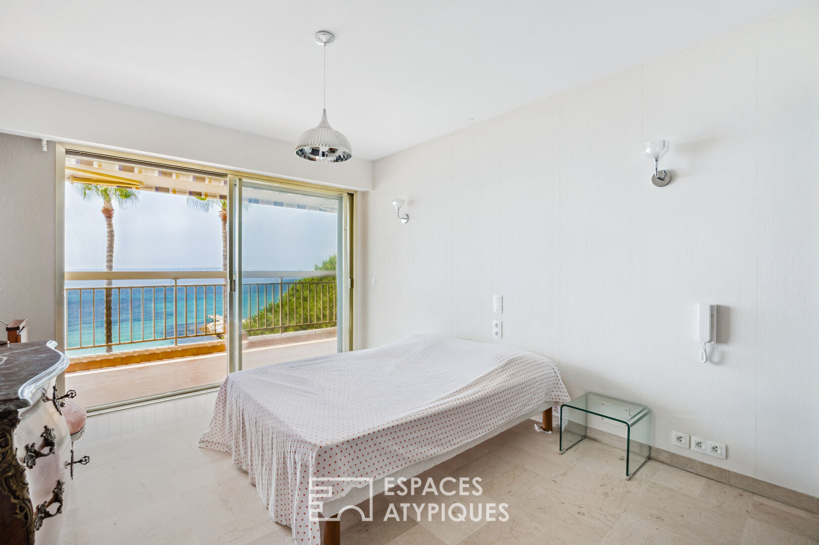 Exceptional 3-room apartment facing the sea, on a high floor with terrace