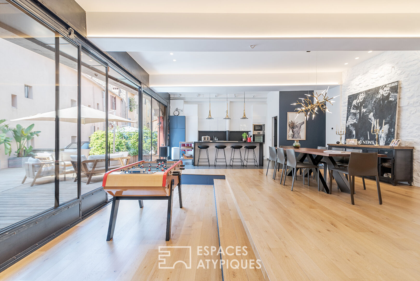 Magnifique loft de 244m² totalement rénové avec patio et parking