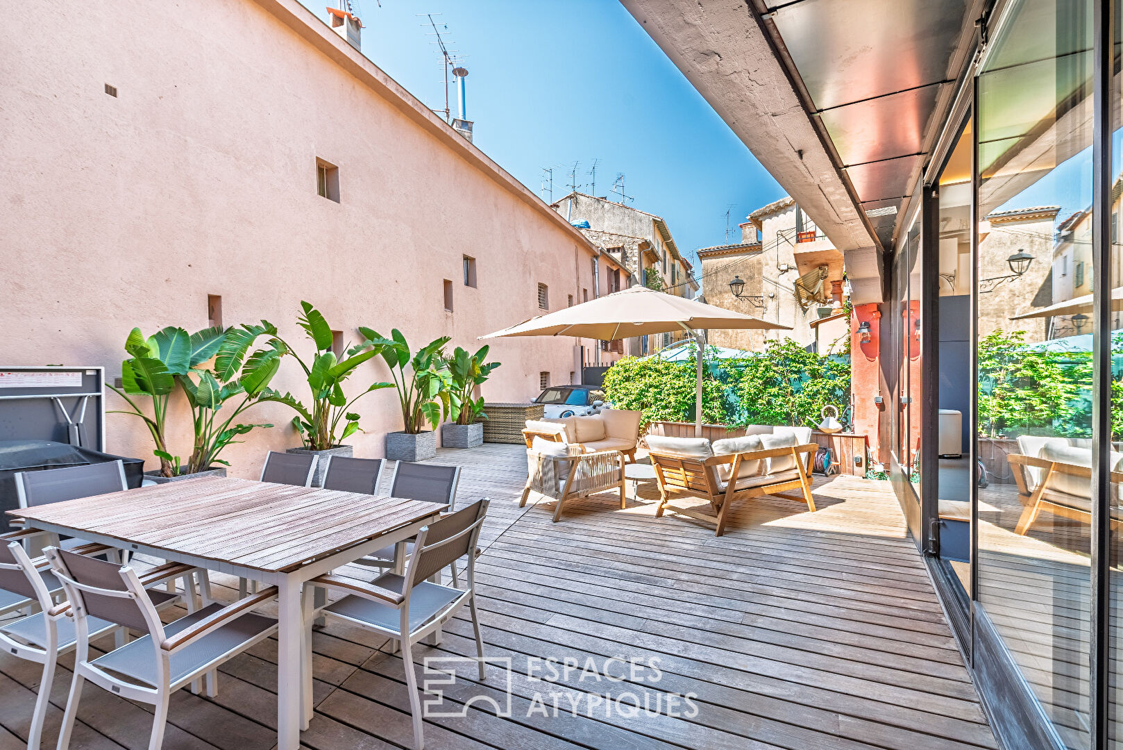 Magnifique loft de 244m² totalement rénové avec patio et parking