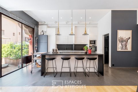 Magnificent 244sqm loft, completely renovated, with patio and parking