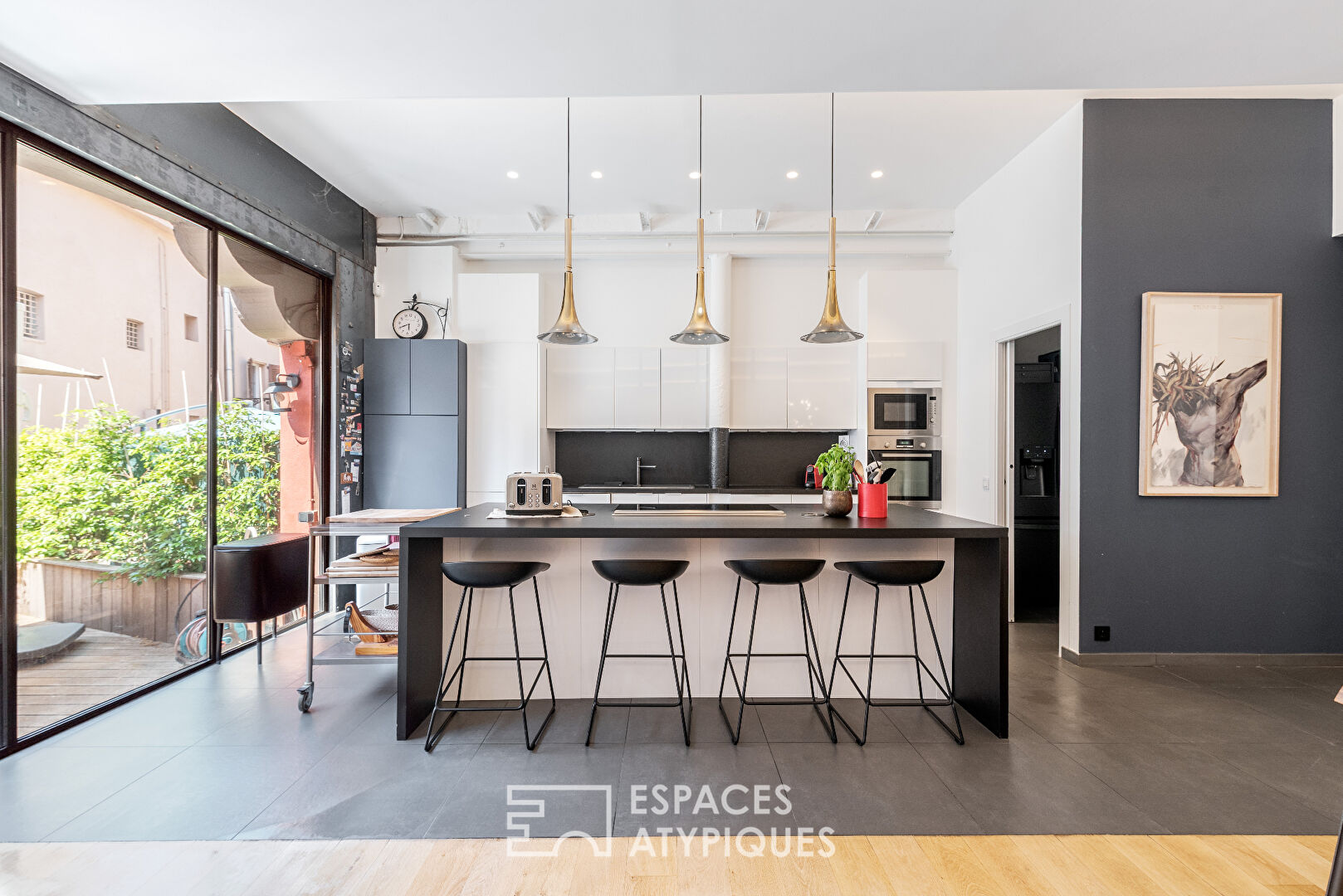Magnifique loft de 244m² totalement rénové avec patio et parking