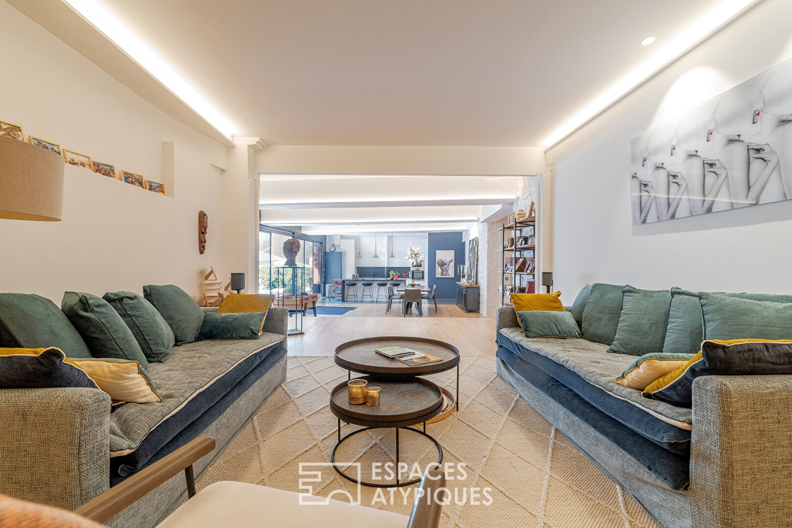 Magnifique loft de 244m² totalement rénové avec patio et parking
