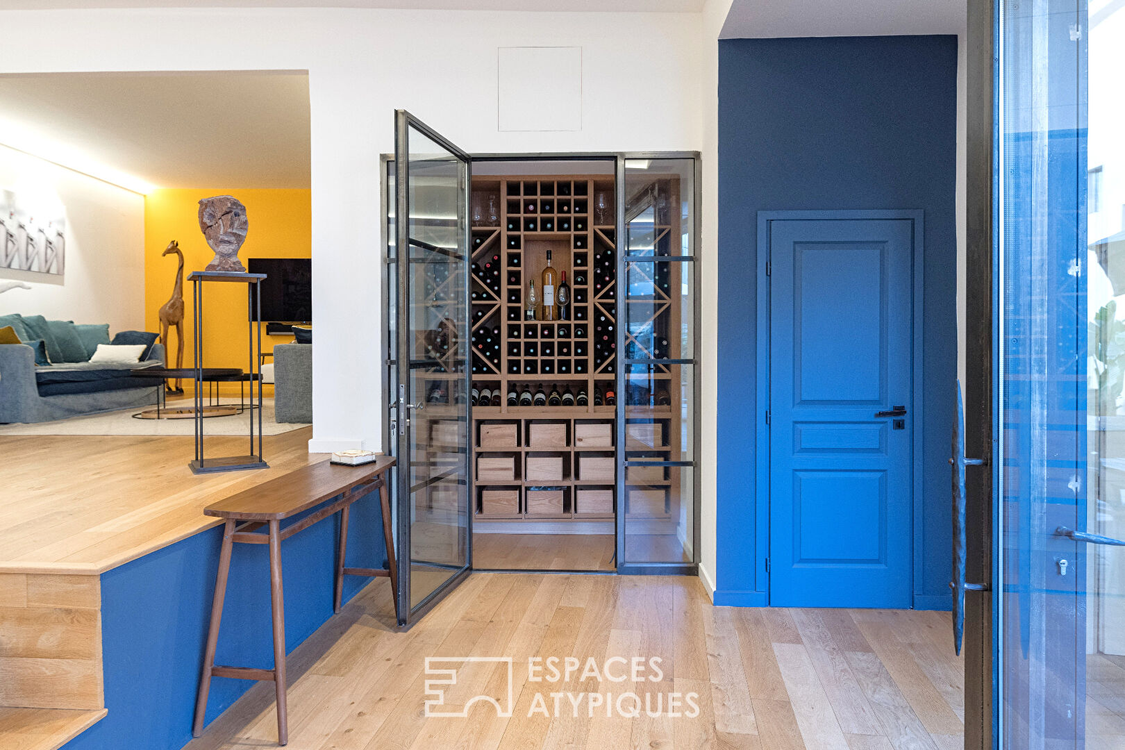 Magnifique loft de 244m² totalement rénové avec patio et parking