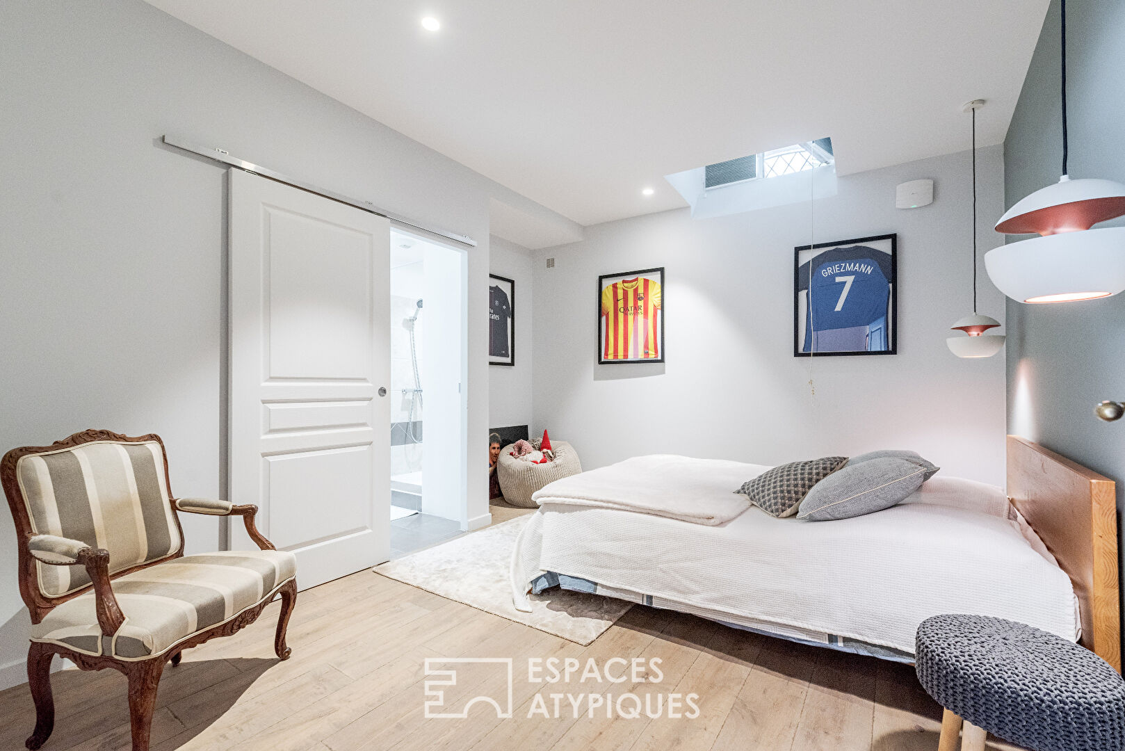 Magnifique loft de 244m² totalement rénové avec patio et parking