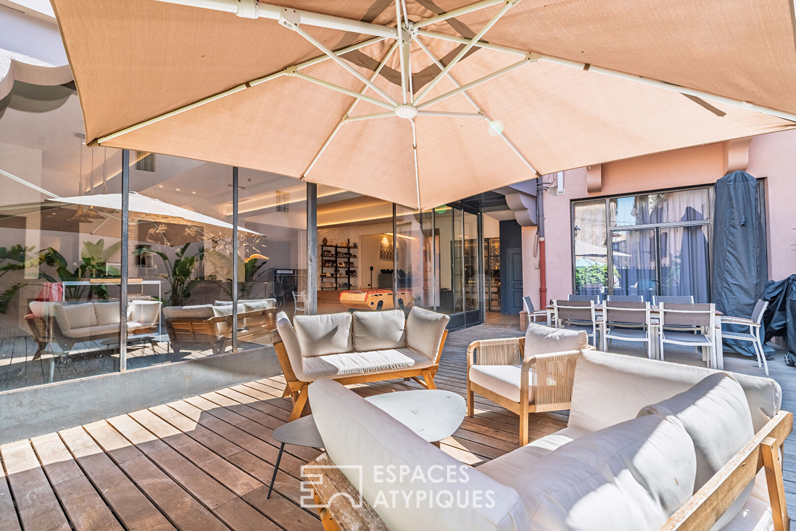 Magnifique loft de 244m² totalement rénové avec patio et parking