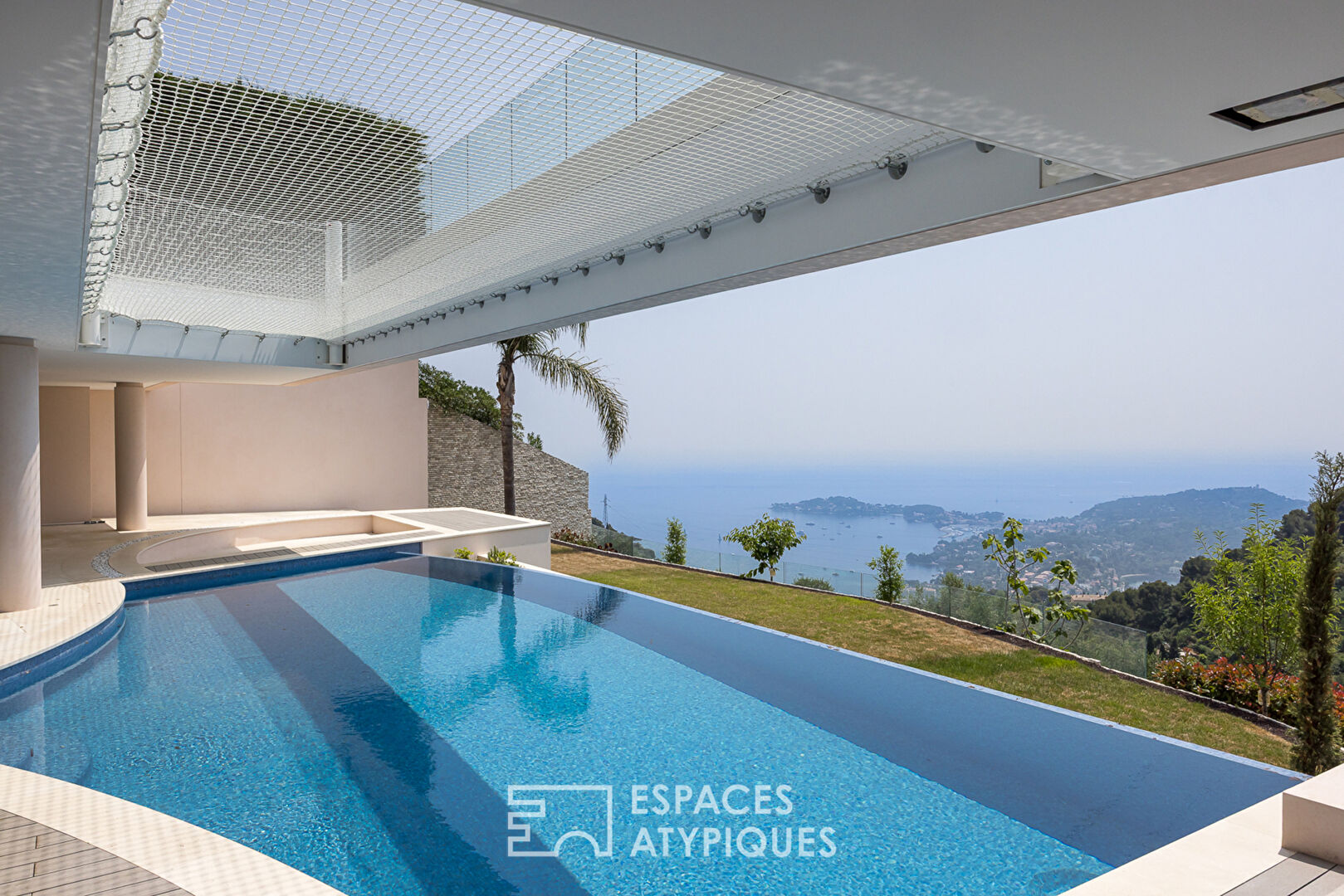 Villa contemporaine : Une Ode au Luxe et à la Sérénité