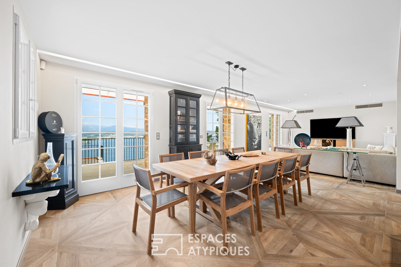 Villa avec piscine à débordement et vue mer panoramique