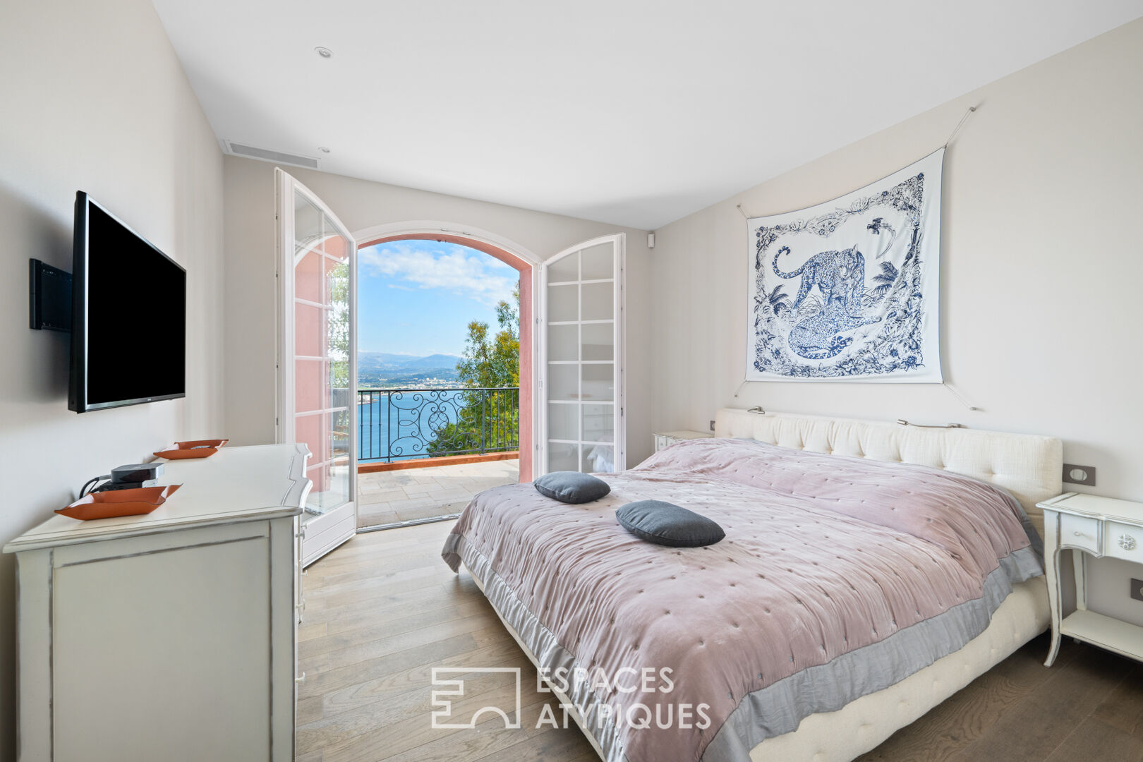Villa avec piscine à débordement et vue mer panoramique