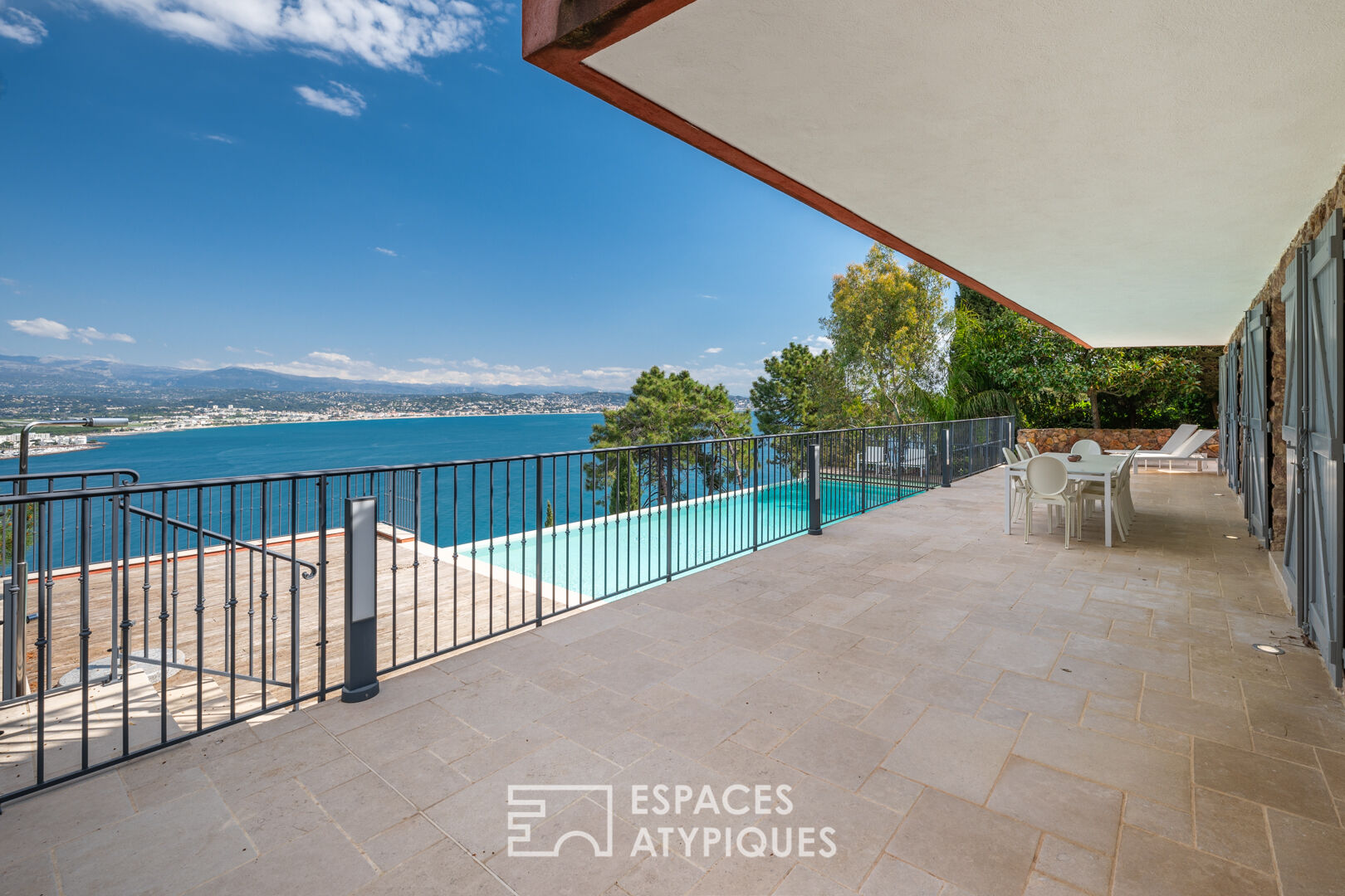 Villa avec piscine à débordement et vue mer panoramique