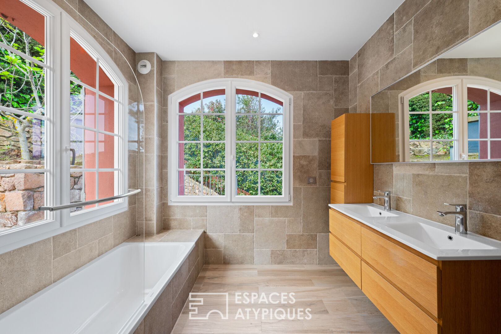 Villa avec piscine à débordement et vue mer panoramique