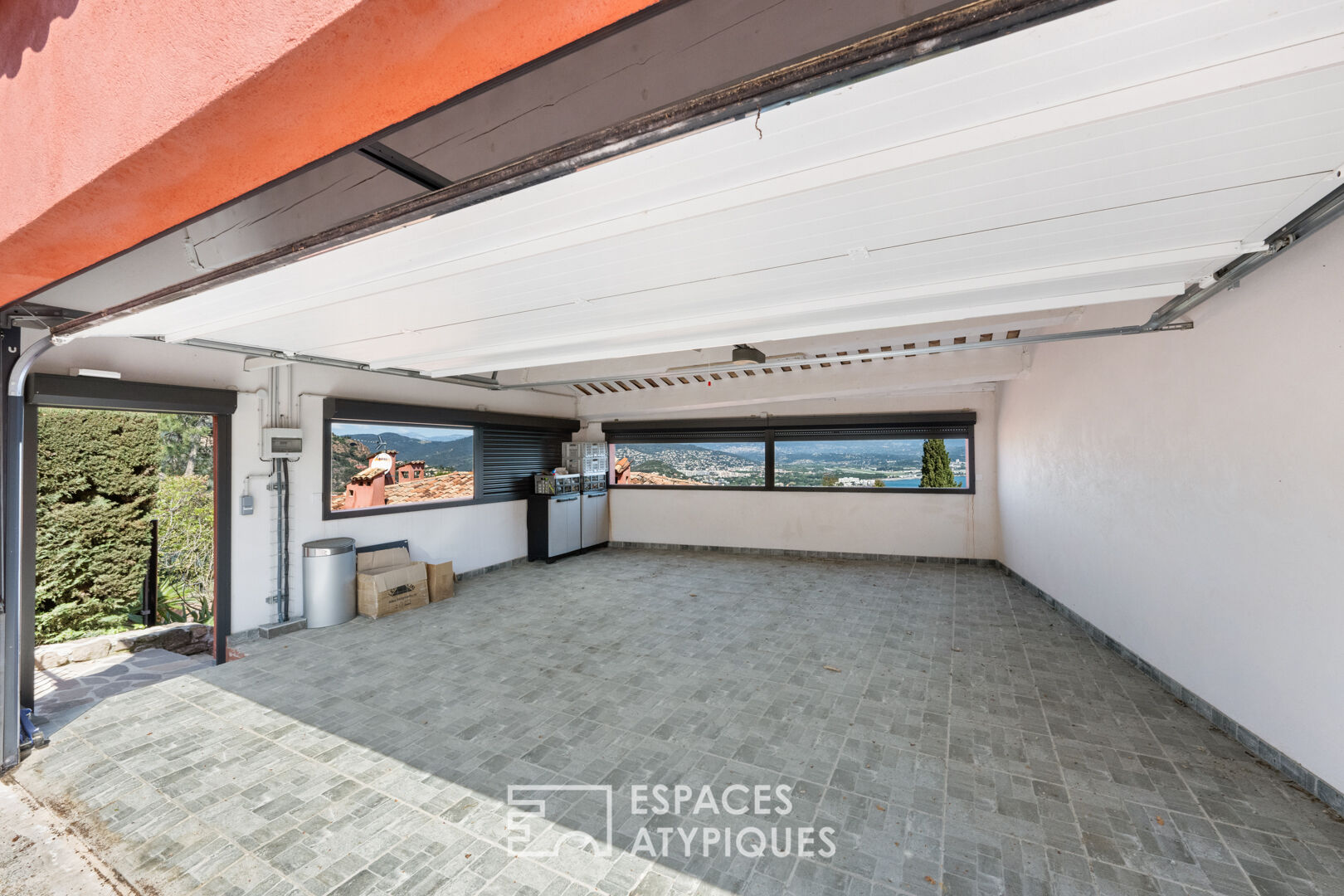 Villa avec piscine à débordement et vue mer panoramique