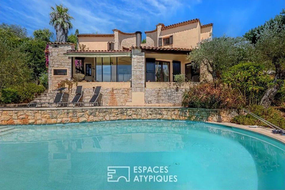 Maison d'architecte vue mer et deux piscines à Cabris