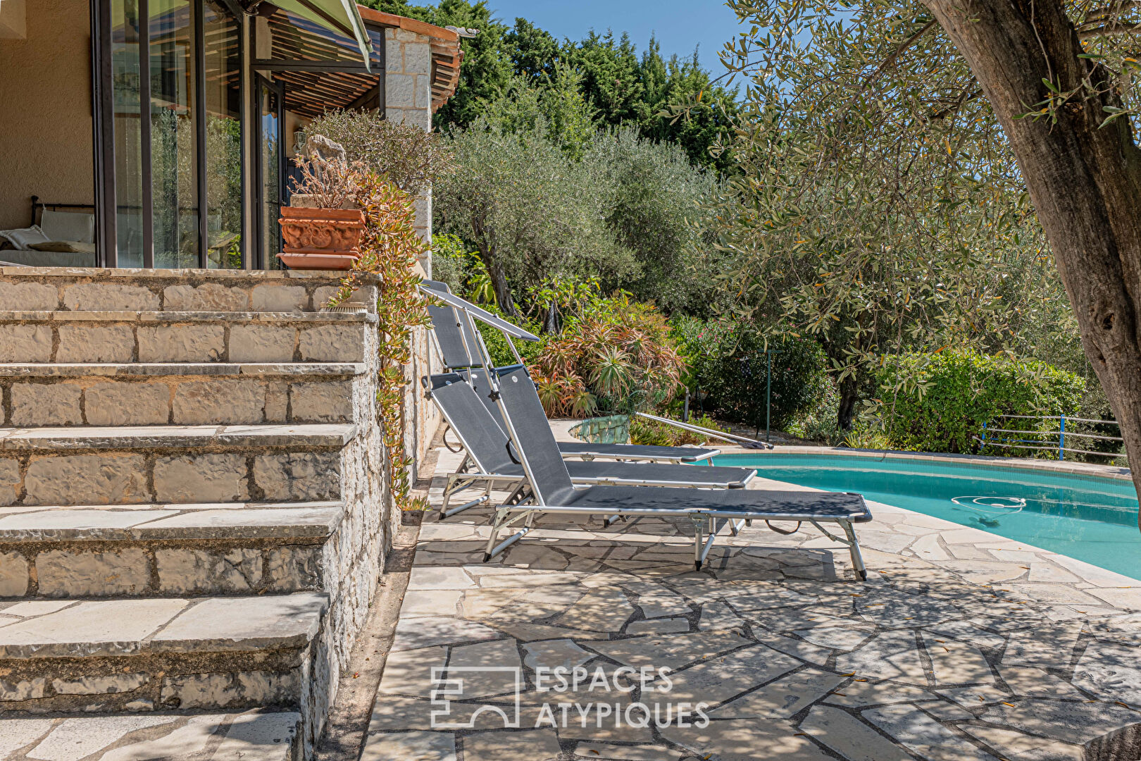 Maison d’architecte vue mer et deux piscines à Cabris