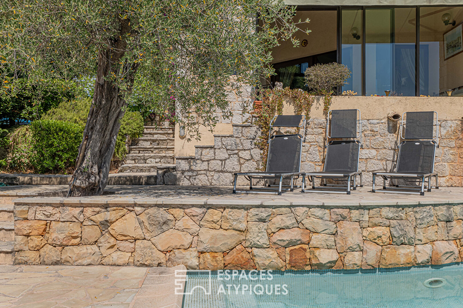 Maison d’architecte vue mer et deux piscines à Cabris