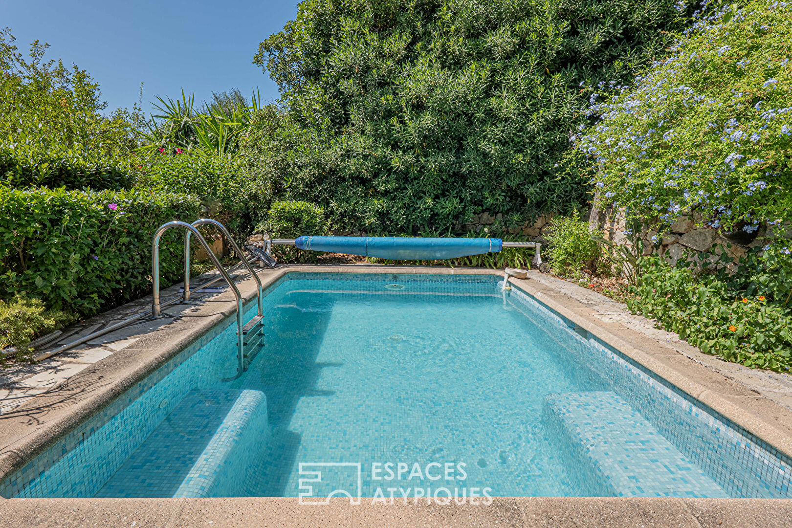 Maison d’architecte vue mer et deux piscines à Cabris