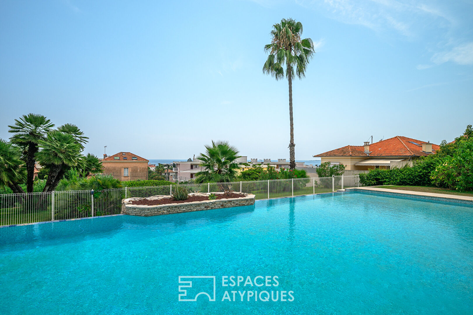 Maison à moderniser dans résidence avec piscine