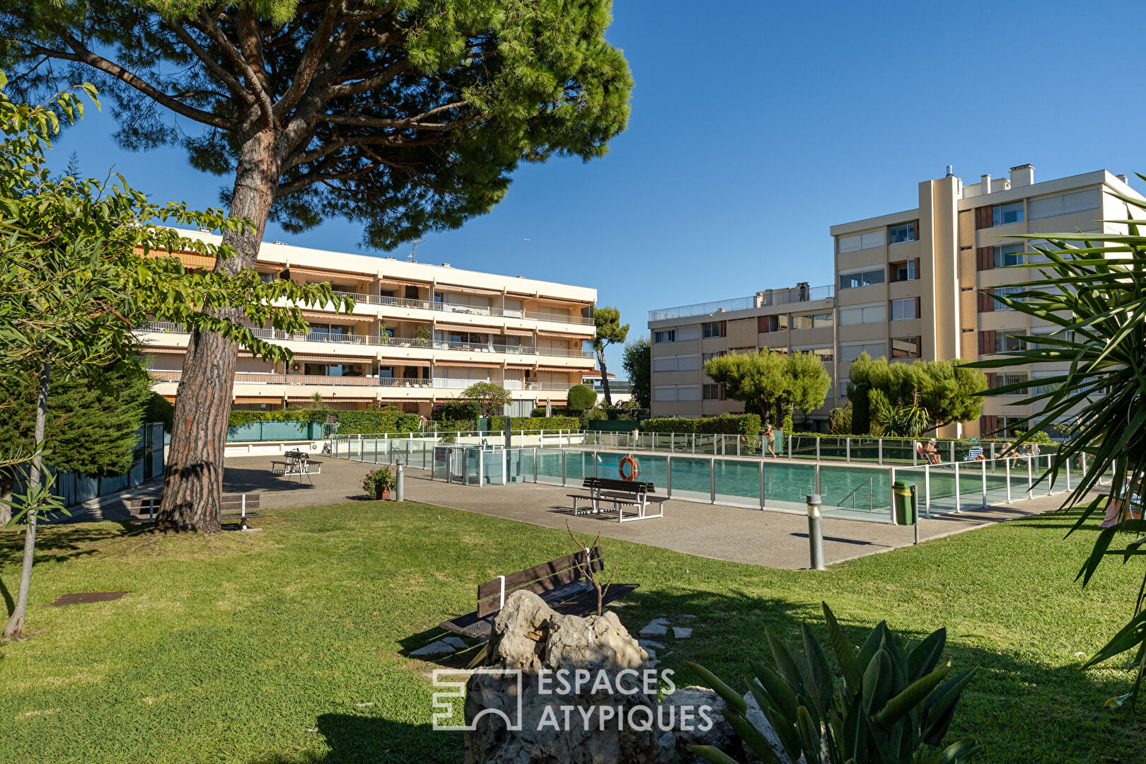 Grand T3 rénové avec jardin privatif, piscine et parking