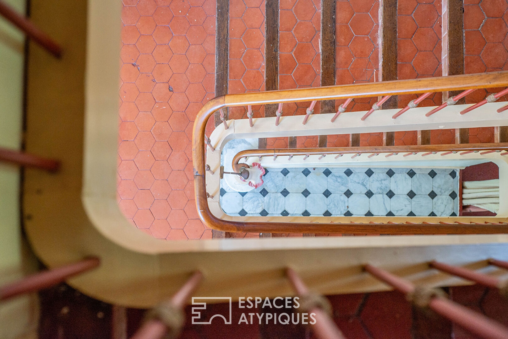 Élégance Intemporelle et Panorama d&rsquo;Exception à Antibes