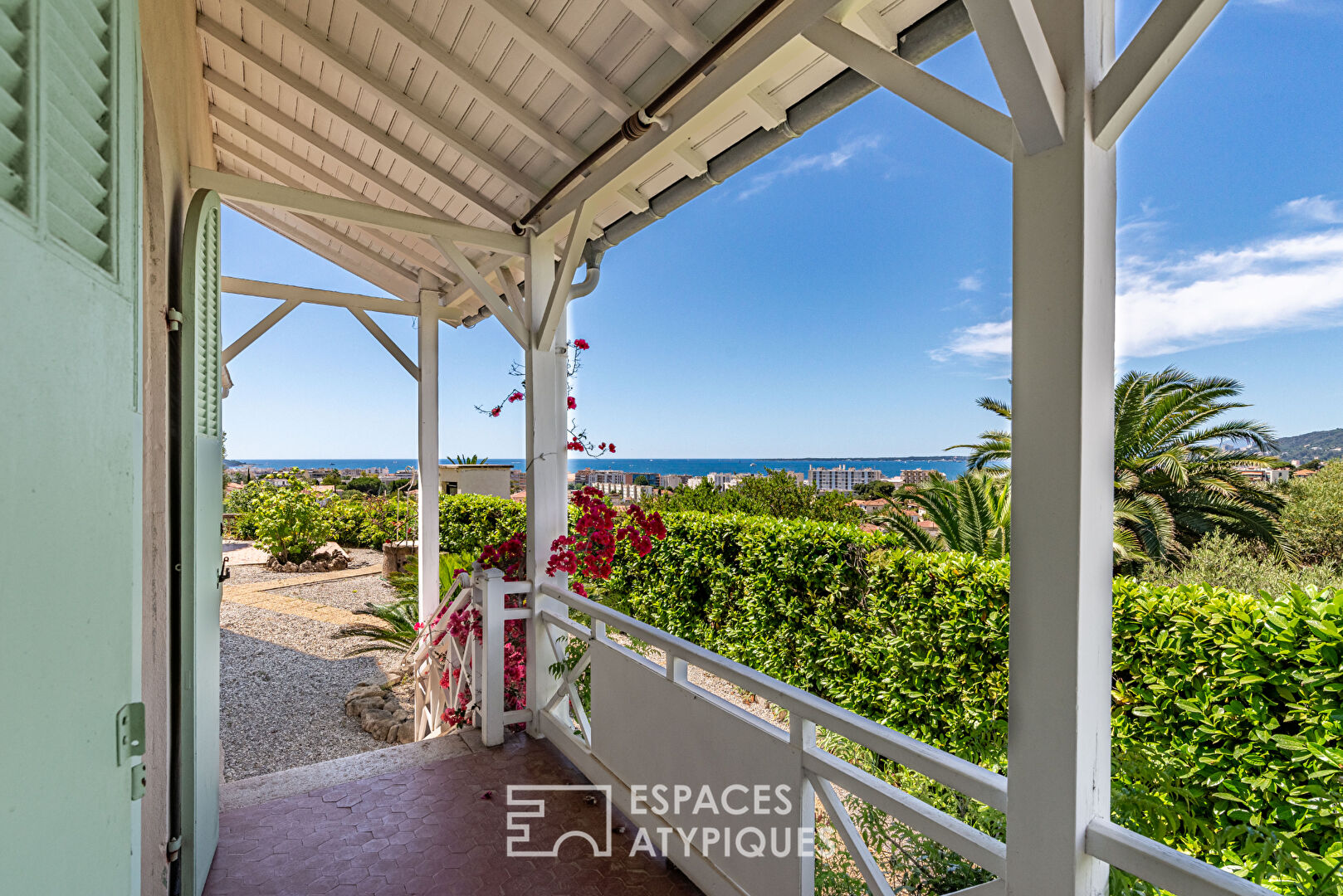 Élégance Intemporelle et Panorama d&rsquo;Exception à Antibes