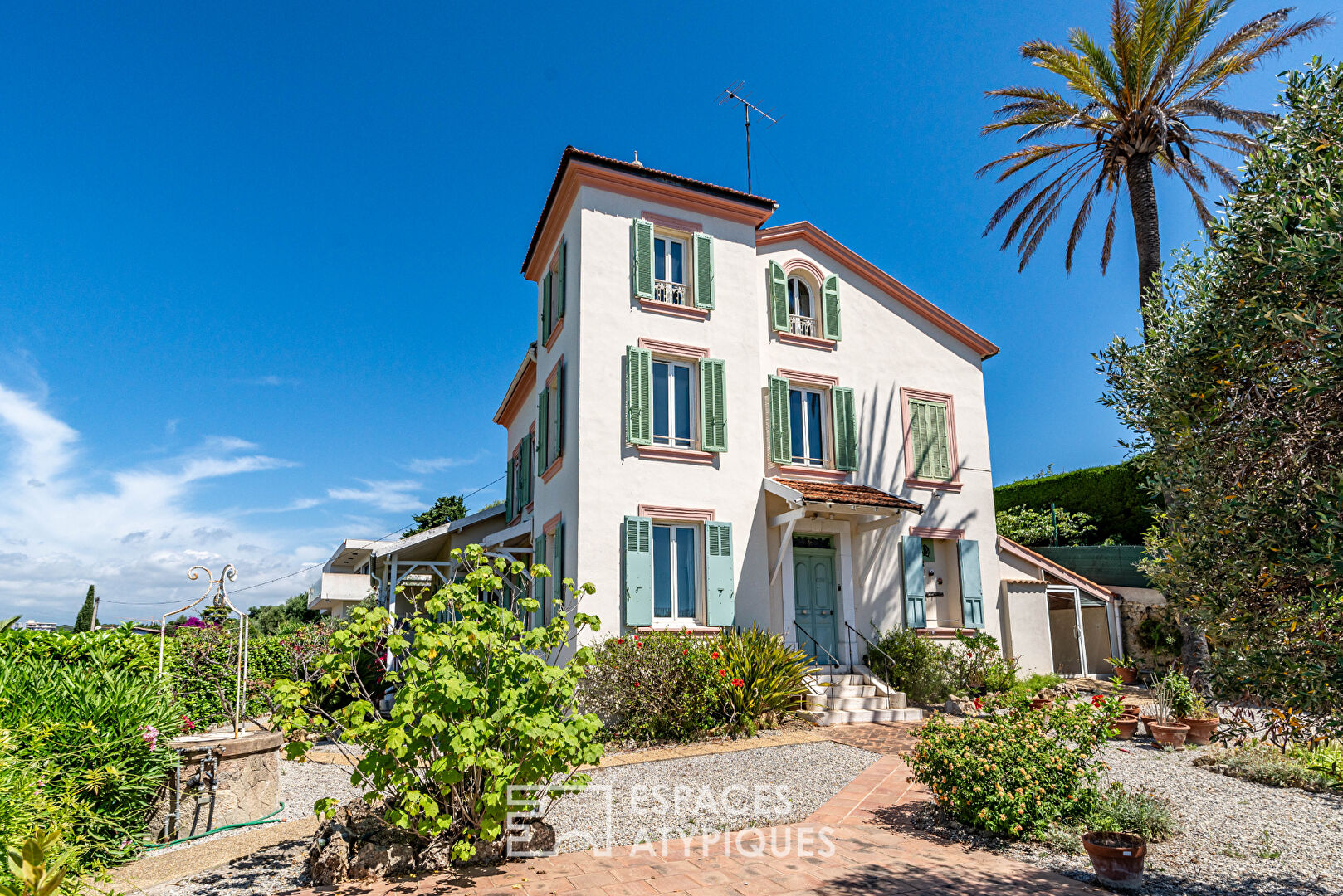 Élégance Intemporelle et Panorama d&rsquo;Exception à Antibes