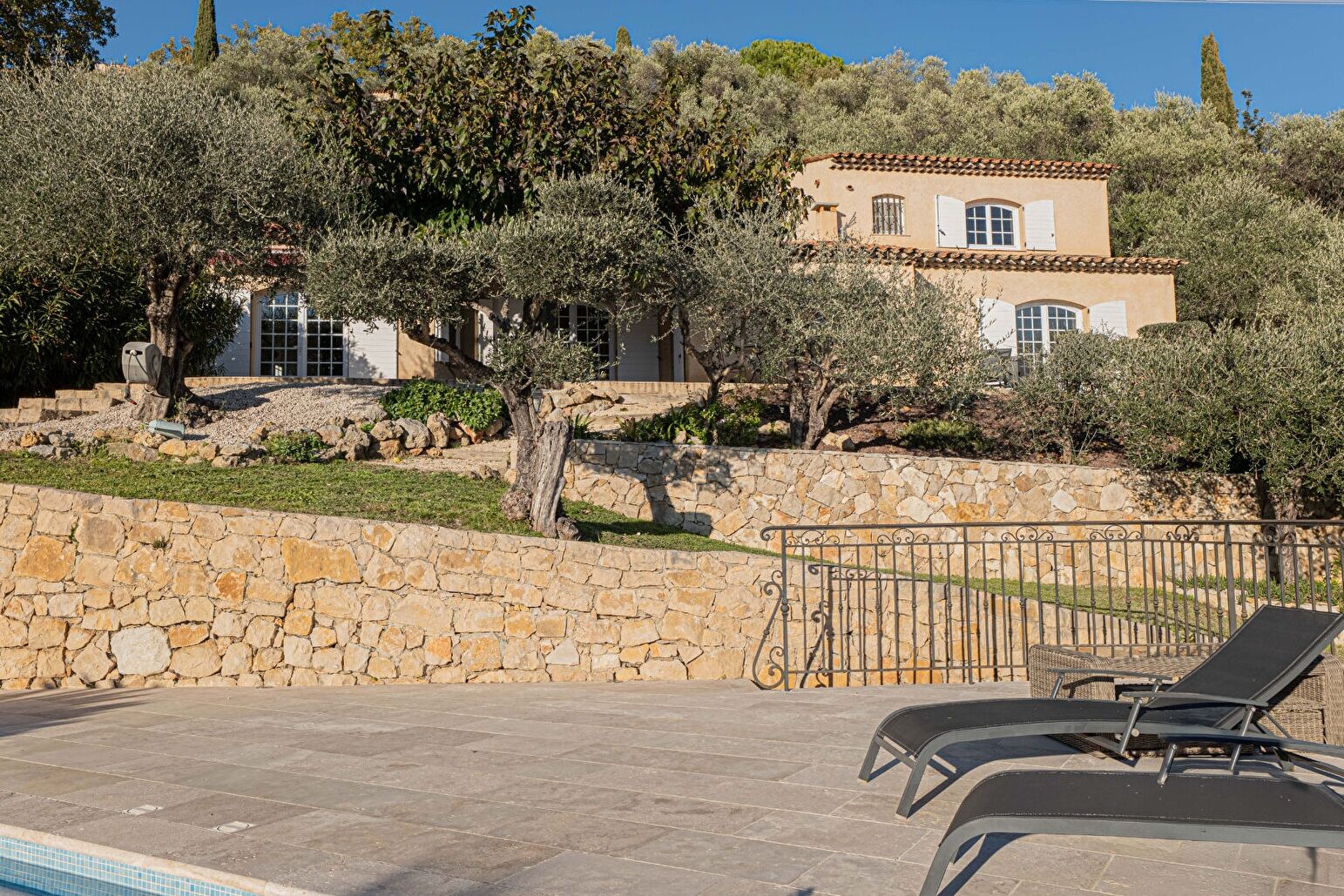 Maison Néo-Provençale à Cabris : L’Écrin de Sérénité face à la Méditerranée