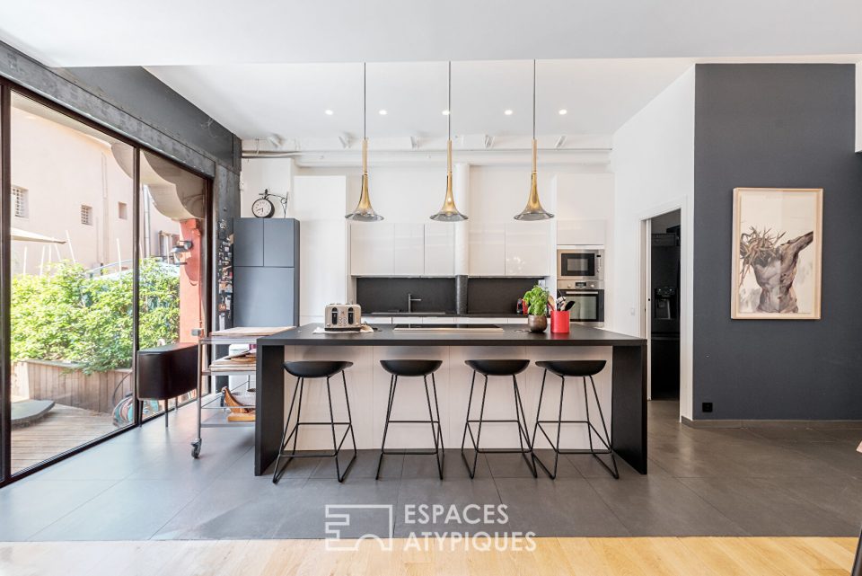 Magnifique loft totalement rénové avec patio et parking