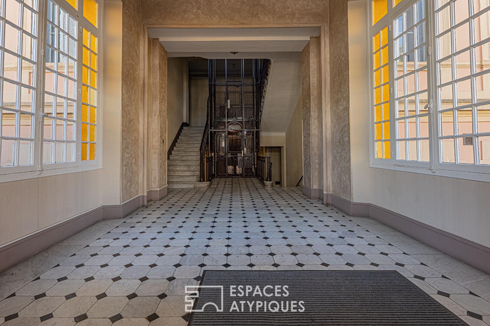Élégance Bourgeoise au Grand Palais de Grasse