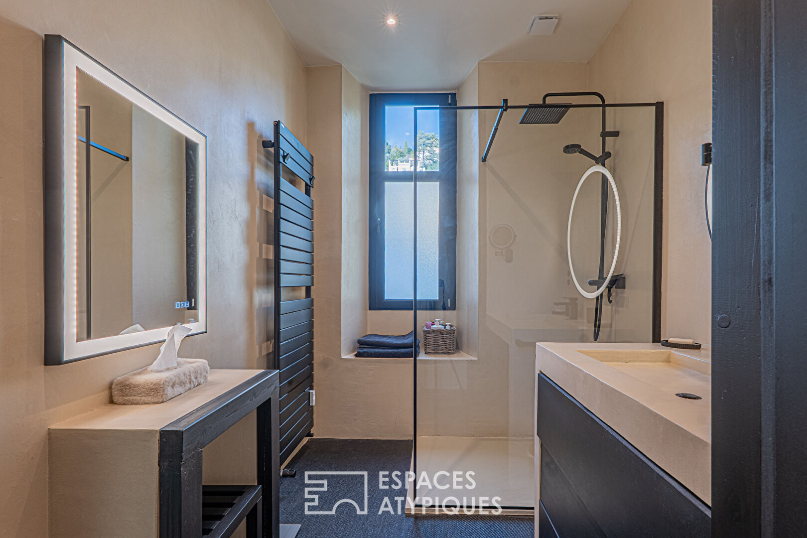 Élégance Bourgeoise au Grand Palais de Grasse