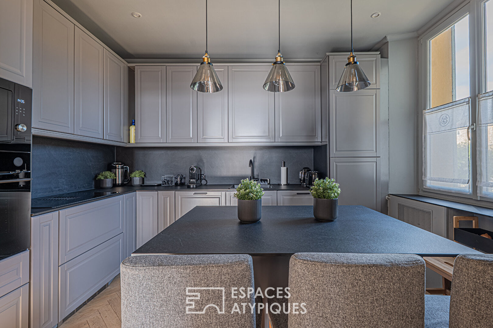 Élégance Bourgeoise au Grand Palais de Grasse