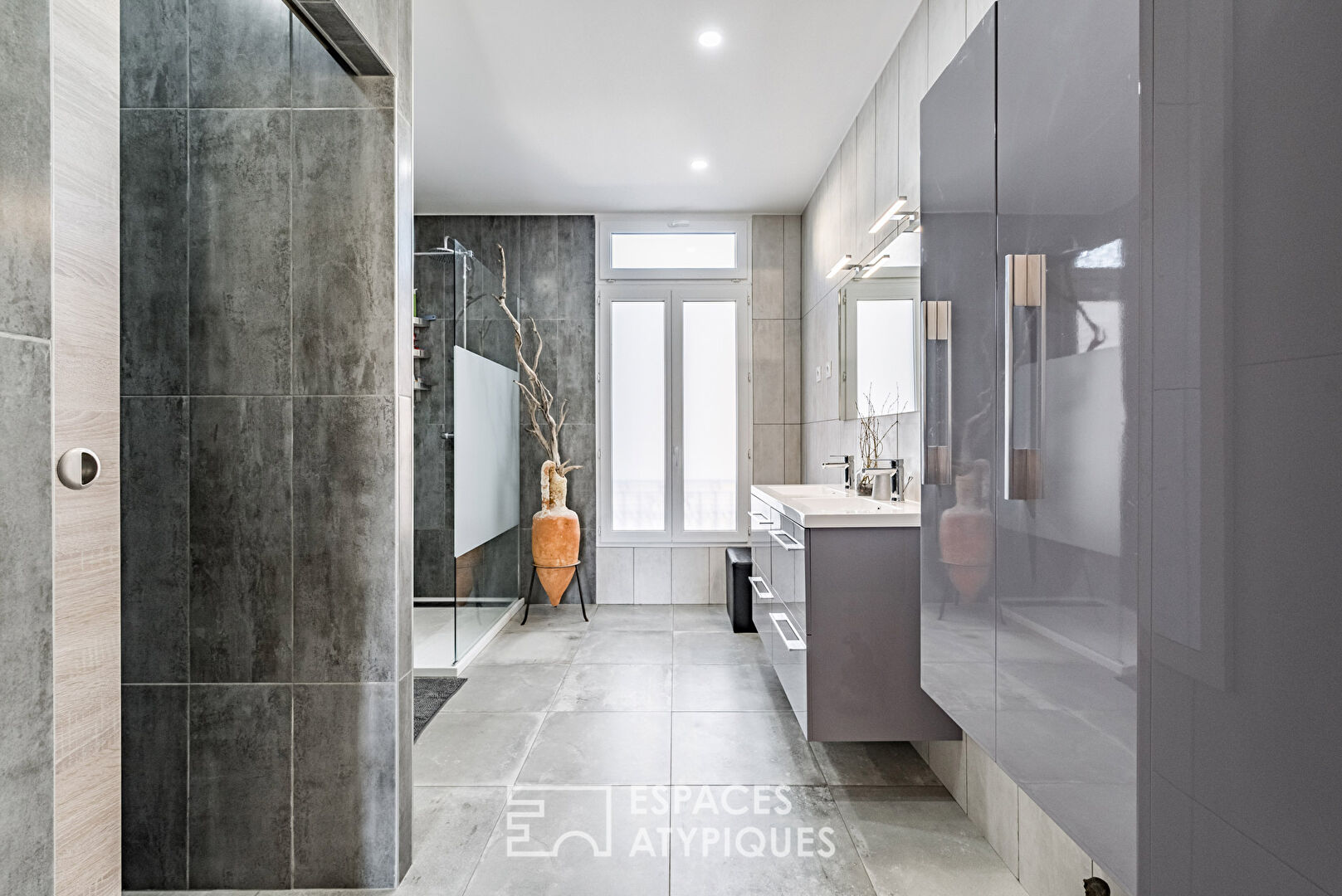 Maison de ville : Volume Contemporain et Potentiel de Surélévation