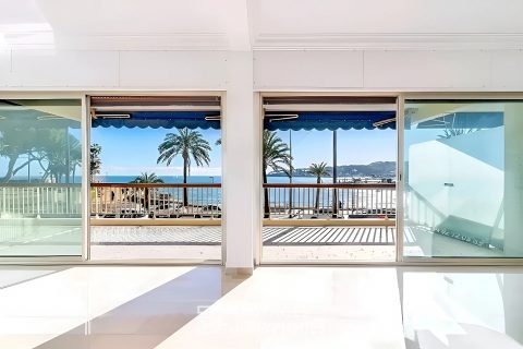 Contemplation Azuréenne d&rsquo;un appartement trois pièces face au Cap d&rsquo;Antibes