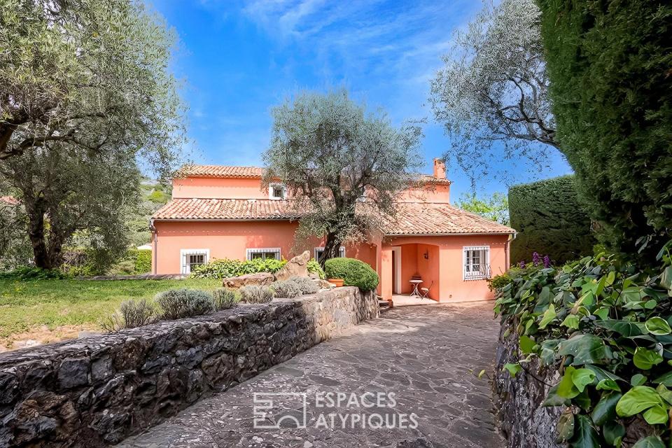 Mas provençal de 270 m² à Châteauneuf-Grasse avec vue village et piscine