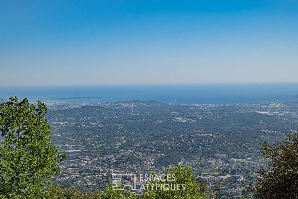 Demeure singulière à Grasse : l'horizon pour seul voisin