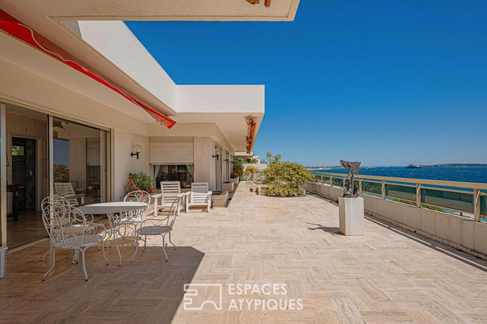 VILLA SUR LE TOIT de 212m² et sa terrasse de 418m² pleine vue mer